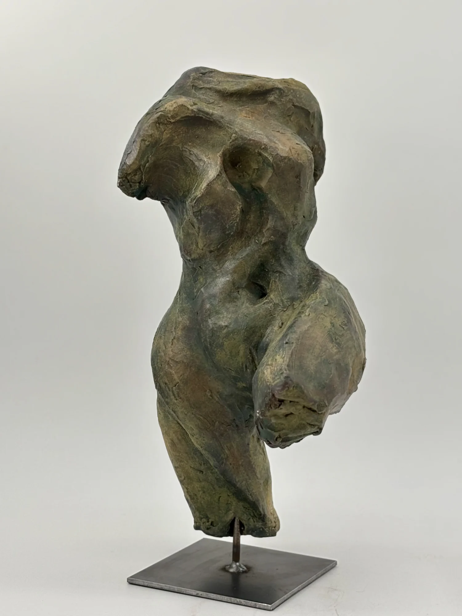 Torse - sculpture terre - semi- figuratif mouvement
